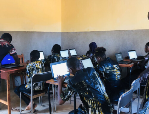 Bücherstube in Burkina Faso erhält Laptop-Spende